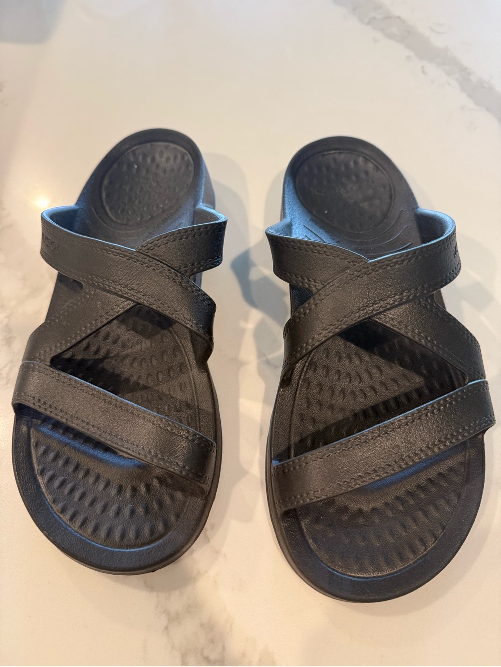 Nuu Sol rubber black sandals like new